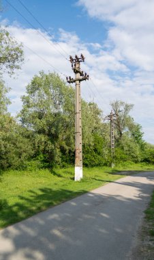 Şehir caddesinde yol