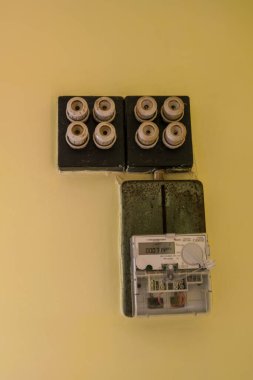 Duvardaki elektrik sayacını kapat