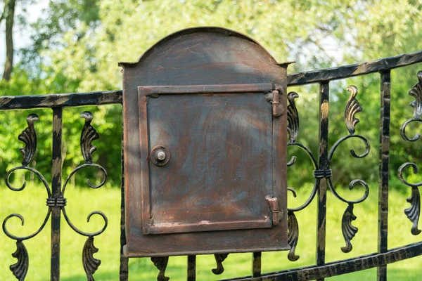 フェンスの古い錆びた金属製のメールボックス — ストック写真
