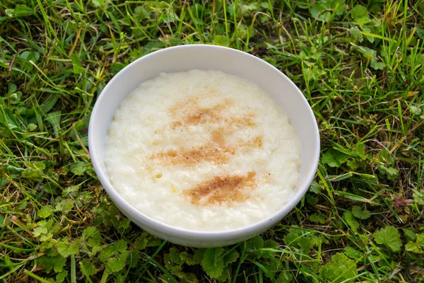 Sütlü Pirinç Çimlerin Üzerinde Yakın Plan — Stok fotoğraf