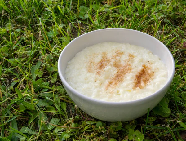 Sütlü Pirinç Çimlerin Üzerinde Yakın Plan — Stok fotoğraf