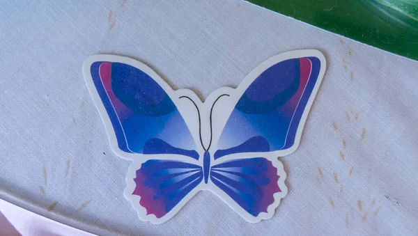 Крупный План Голубой Белой Бумажной Бабочки — стоковое фото