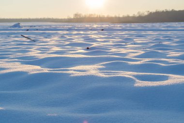 Kış mevsiminde akşam üzeri karla kaplıydı. 