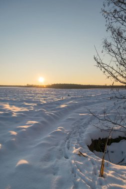 Kış mevsiminde akşam üzeri karla kaplıydı. 