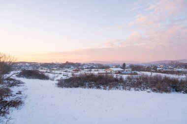 Kış mevsiminde akşam üzeri karla kaplıydı. 