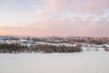 Kış mevsiminde akşam üzeri karla kaplıydı. 