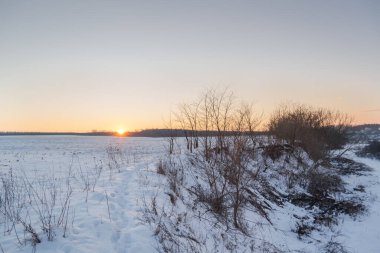 Kış mevsiminde akşam üzeri karla kaplıydı. 