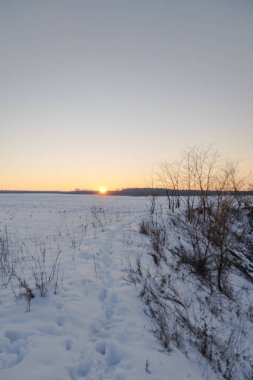 Kış mevsiminde akşam üzeri karla kaplıydı. 