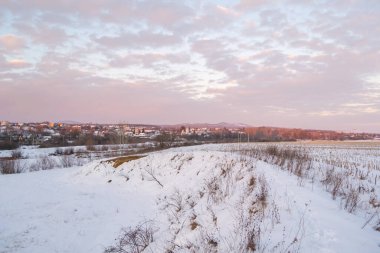 Kış mevsiminde akşam üzeri karla kaplıydı. 