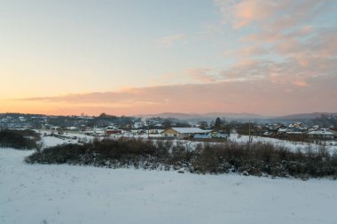 Kış mevsiminde akşam üzeri karla kaplıydı. 