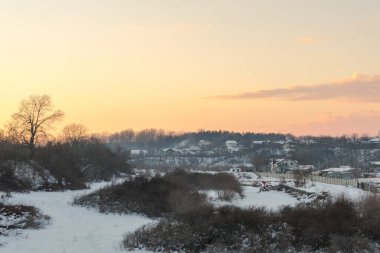 Kış mevsiminde akşam üzeri karla kaplıydı. 