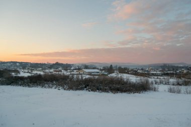 Kış mevsiminde akşam üzeri karla kaplıydı. 