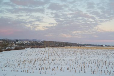 Kış mevsiminde akşam üzeri karla kaplıydı. 