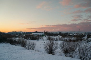 Kış mevsiminde akşam üzeri karla kaplıydı. 