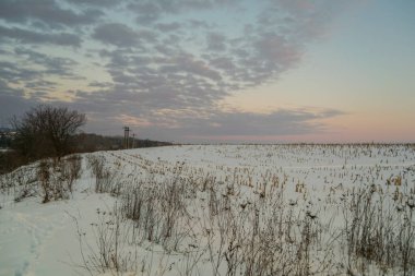 Kış mevsiminde akşam üzeri karla kaplıydı. 