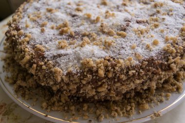 Ezilmiş fındıklı ev yapımı tatlı pasta.