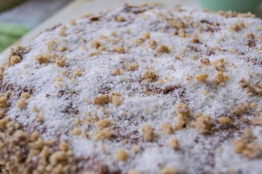 Ezilmiş fındıklı ev yapımı tatlı pasta.