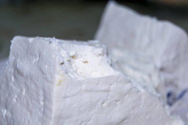 Masanın üzerinde ev yapımı süzme peynir var.