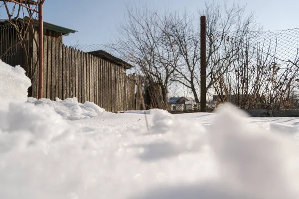 Kawałki Śniegu Ogrodzie — Zdjęcie stockowe
