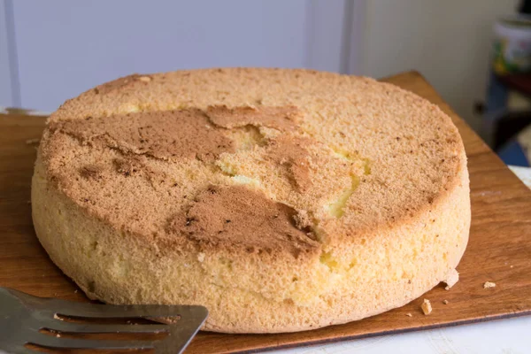 집에서 맛있는 스펀지 케이크를 클로즈업 — 스톡 사진