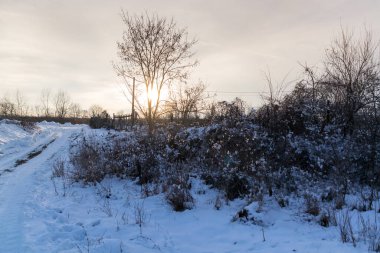 Kış mevsiminde akşam üzeri karla kaplıydı. 