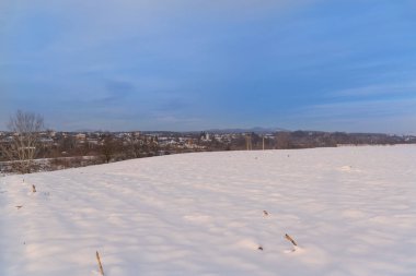 Kış mevsiminde akşam üzeri karla kaplıydı. 