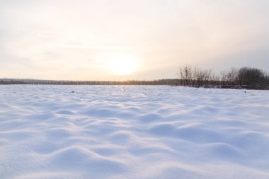 Kış mevsiminde akşam üzeri karla kaplıydı. 