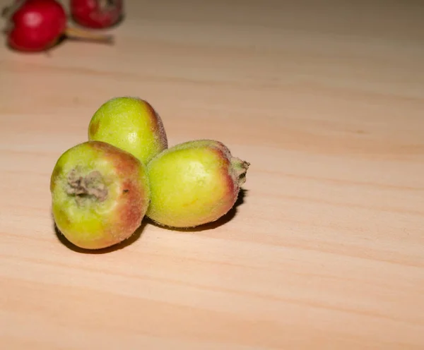 Äpfel Vom Letzten Herbst Mit Blättern Auf Dem Tisch — Stockfoto