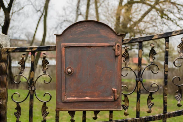 フェンスの古い錆びた金属製のメールボックス — ストック写真