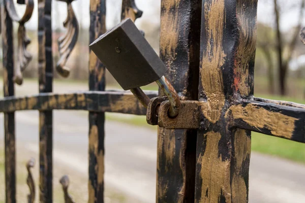 Old Rusty Padlock Gate — ストック写真