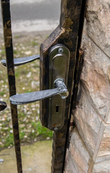 古い錆びた金属製ドアハンドルを間近で見ることができます — ストック写真
