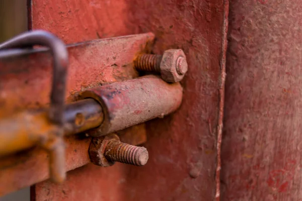 ドアの古い錆びた南京錠 — ストック写真