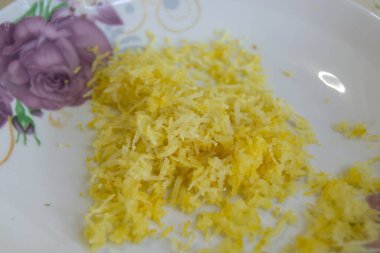 Limon aromalı tabağın fotoğrafını kapat.