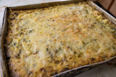 Soğanlı, mantarlı ve peynirli lezzetli turta manzarasını kapat.