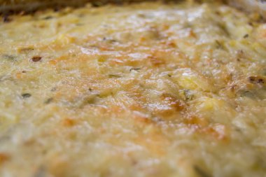 Soğanlı, mantarlı ve peynirli lezzetli turta manzarasını kapat.