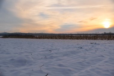 Kış mevsiminde akşam üzeri karla kaplıydı. 
