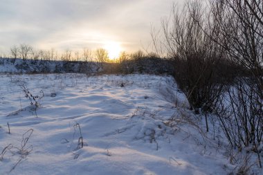 Kış mevsiminde akşam üzeri karla kaplıydı. 