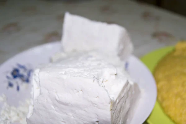 Masanın Üzerinde Yapımı Süzme Peynir Var — Stok fotoğraf