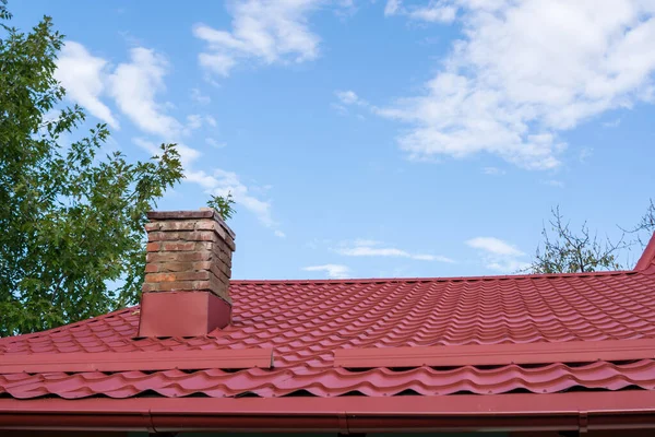 Red Roof House Blue Cloudy Sky Background — Fotografia de Stock