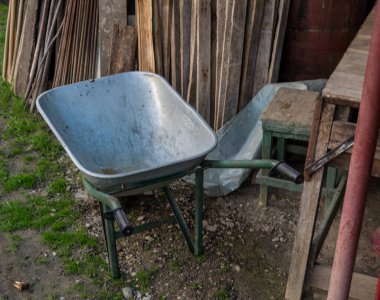 Avluda duran el arabası