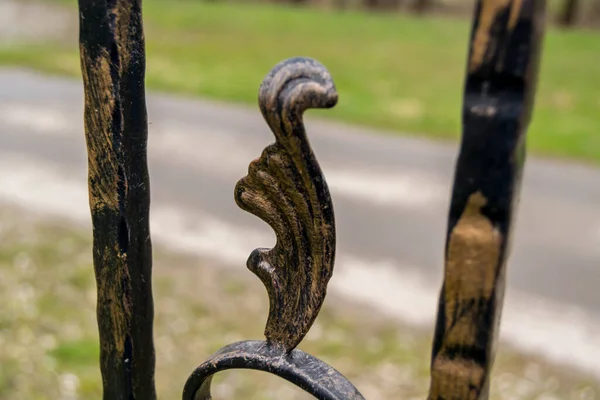 古い金属製の柵の要素を閉じ込め — ストック写真
