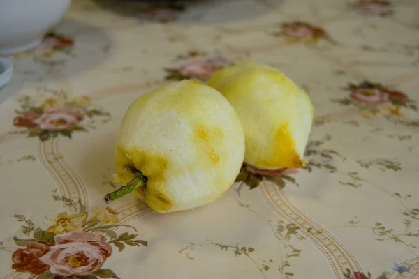 Свежие Вкусные Очищенные Лимоны Столе — стоковое фото