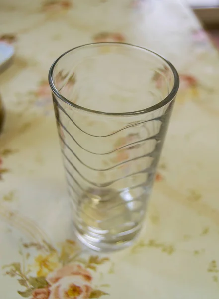 Άδειο Ποτήρι Στέκεται Στο Τραπέζι — Φωτογραφία Αρχείου