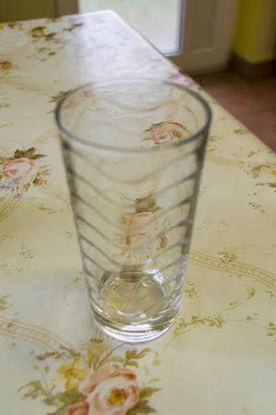 Tomt Glas Stående Bordet — Stockfoto