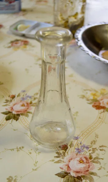 Empty Glass Decanter Table — Stockfoto