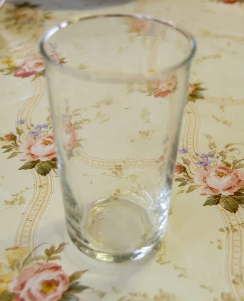 Tomt Glas Stående Bordet — Stockfoto