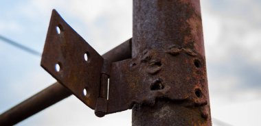 Gökyüzünün arka planında paslı metal boru