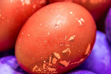 Beyaz arkaplanda renkli paskalya yumurtaları