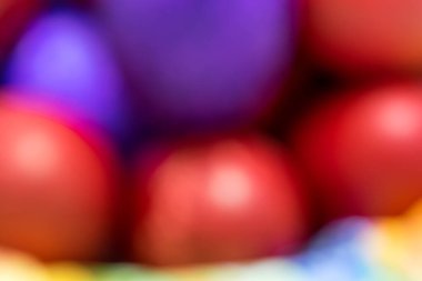 Beyaz arkaplanda bulanık paskalya yumurtaları