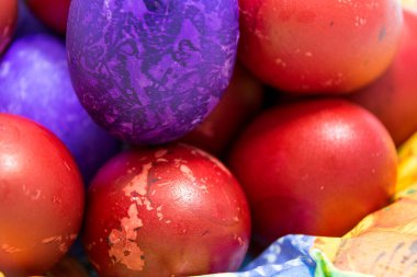 Beyaz arkaplanda renkli paskalya yumurtaları